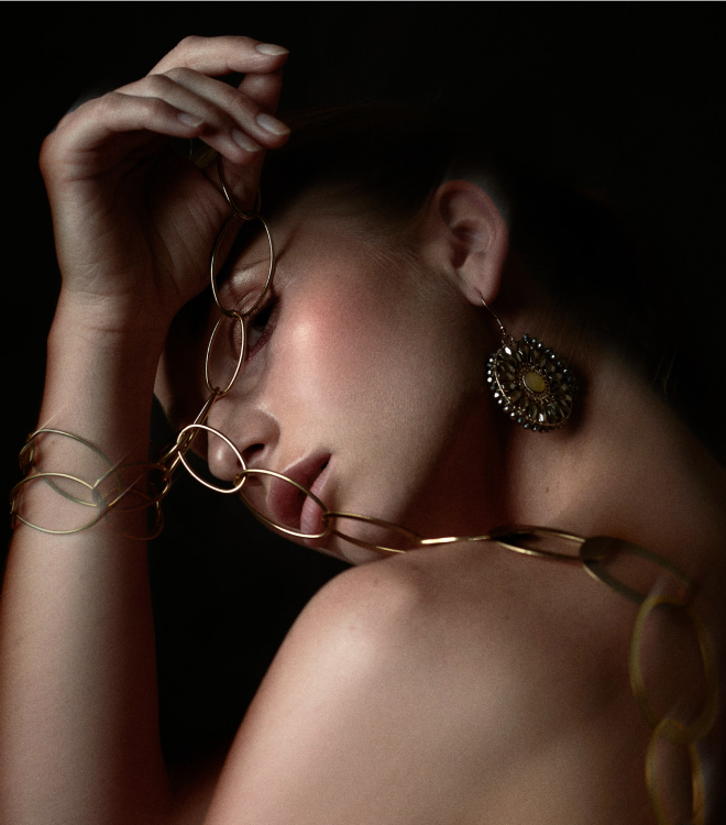 ジュエリーを付けた女性