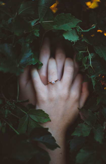 指輪をした手