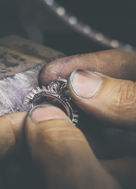 指輪を研磨する手元