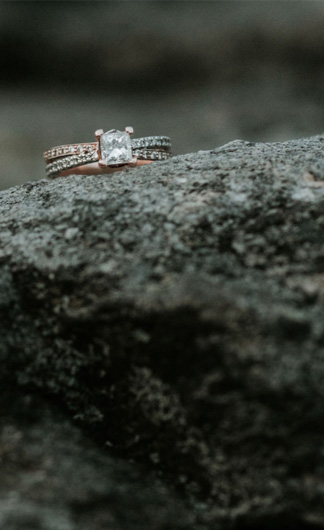 岩肌に乗った指輪