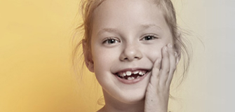 頬に手を当てる少女モデル