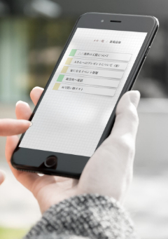スマホを持つ手