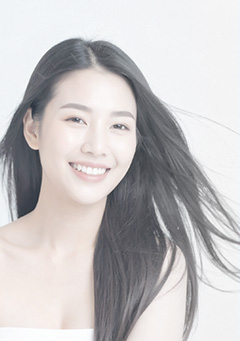 ネイルカラーを施したモデル男性