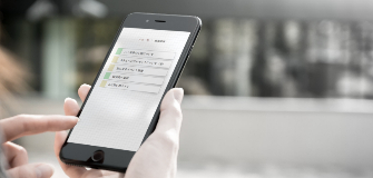 スマホを持つ手