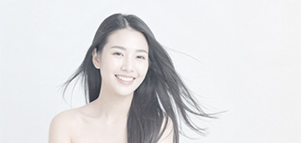 ネイルカラーを施したモデル男性